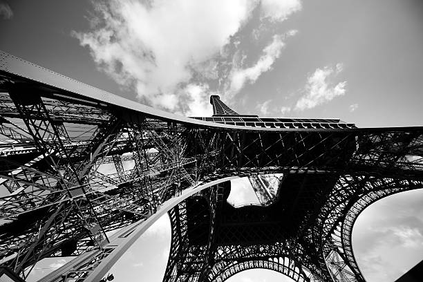 エッフェル塔のボトム。パリ,フランス - eiffel tower black and white paris france construction ストックフォトと画像