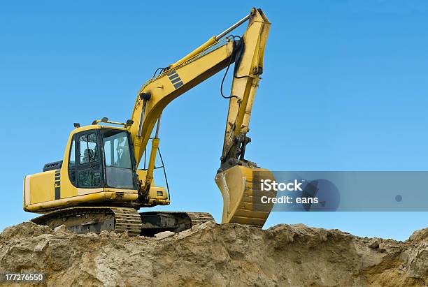 Photo libre de droit de Jaune Excavator Sur Sand Hill banque d'images et plus d'images libres de droit de Bleu - Bleu, Bulldozer, Chantier de construction