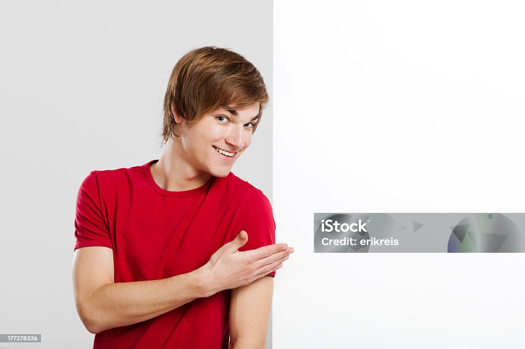 Homem segurando um papelão - Foto de stock de 20-24 Anos royalty-free