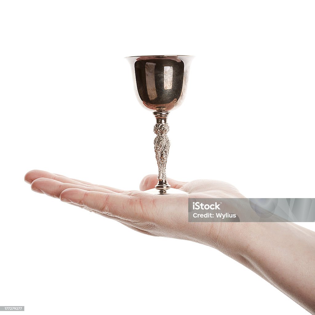 Weibliche hand holding Silber goblet - Lizenzfrei Erwachsene Person Stock-Foto