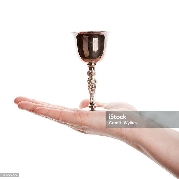 Weibliche Hand Holding Silber Goblet Stockfoto und mehr Bilder von Erwachsene Person - Erwachsene Person, Europäischer Abstammung, Fotografie