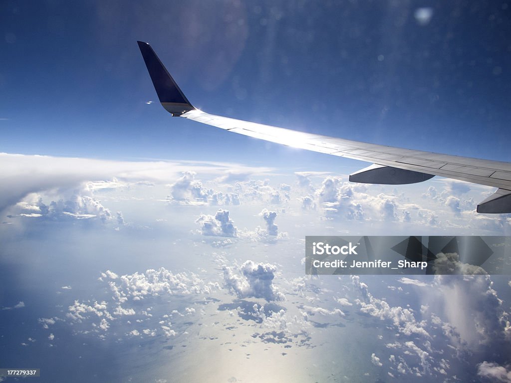 Olhando através da janela do avião de nuvens " - Foto de stock de Asa de aeronave royalty-free
