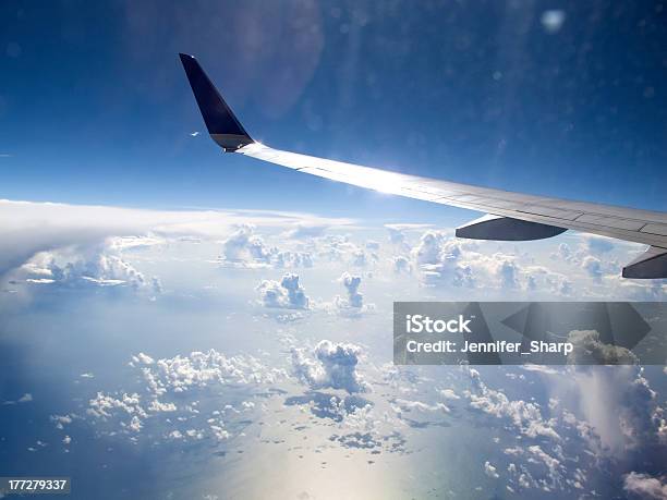 Foto de Olhando Através Da Janela Do Avião De Nuvens e mais fotos de stock de Asa de aeronave - Asa de aeronave, Aviação Geral, Avião