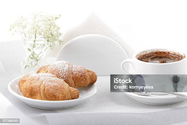 Завтрак С Кофе И Круассан — стоковые фотографии и другие картинки Без людей - Без людей, Белый, Блюдце