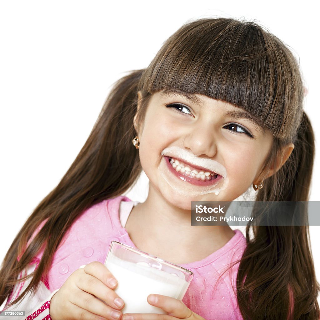 笑顔の女の子、グラスのミルク - 1人のロイヤリティフリーストックフォト