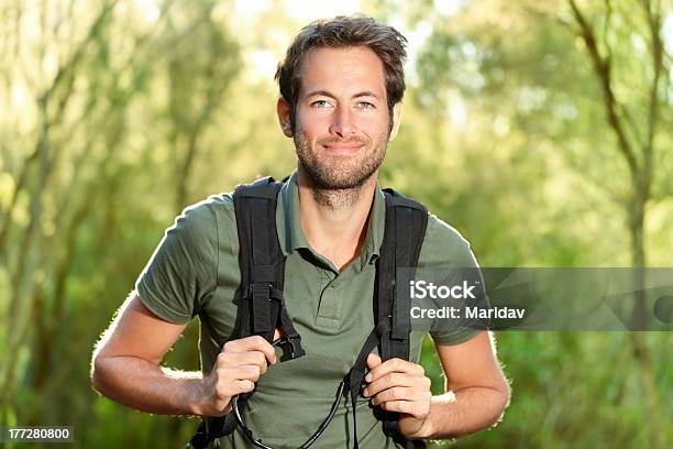 Photo libre de droit de Jeune Homme De Randonnée banque d'images et plus d'images libres de droit de Activité - Activité, Adulte, Arbre