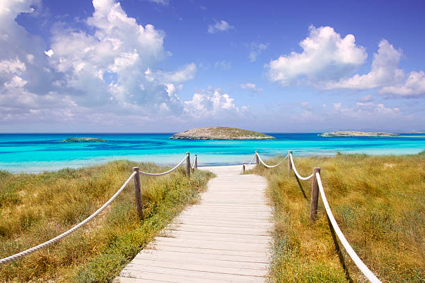 illetas beach pour le paradis en formentera à ibiza - rope way photos et images de collection