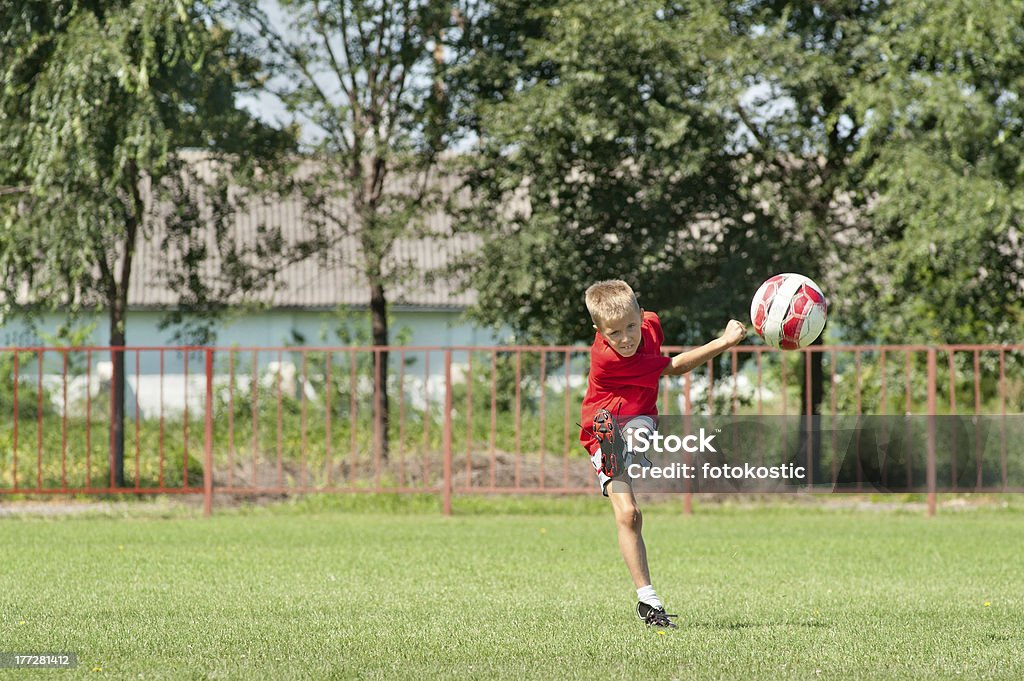 Chute a bola de futebol - Foto de stock de 8-9 Anos royalty-free
