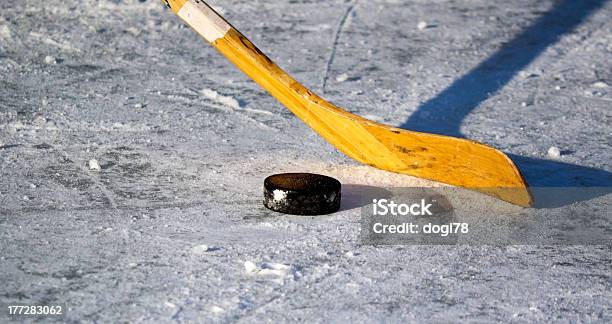 Palla E Mazza Da Hockey Sul Ghiaccio - Fotografie stock e altre immagini di Bastone da hockey - Bastone da hockey, Composizione orizzontale, Concetti