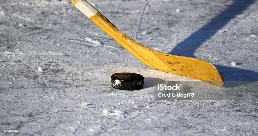 Хоккейная клюшка и шайба на льду - Стоковые фото Хоккейная клюшка роялти-ф�ри