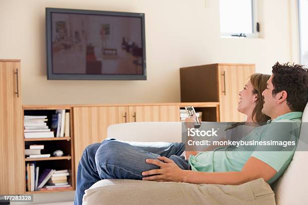 Paar Im Wohnzimmer Vor Dem Fernseher Stockfoto und mehr Bilder von Fernsehen - Fernsehen, Paar - Partnerschaft, Sofa