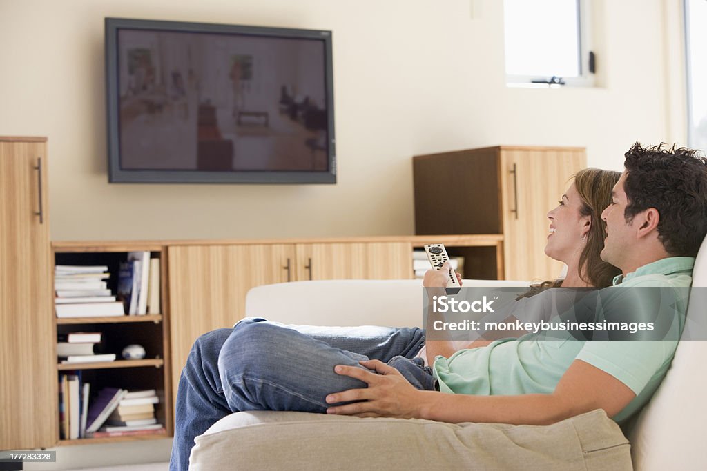 Casal assistindo televisão na sala de estar - Foto de stock de Assistir TV royalty-free