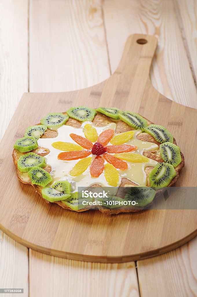 Torta con kiwi e ananas - Foto stock royalty-free di Ananas