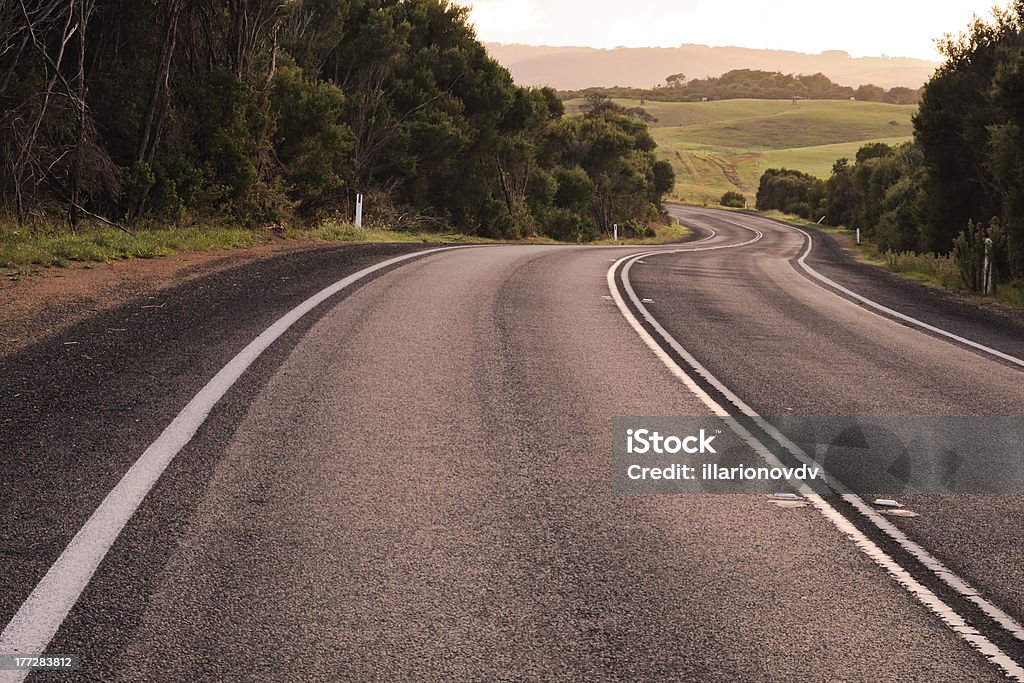 Route sur hills - Photo de Affaires libre de droits