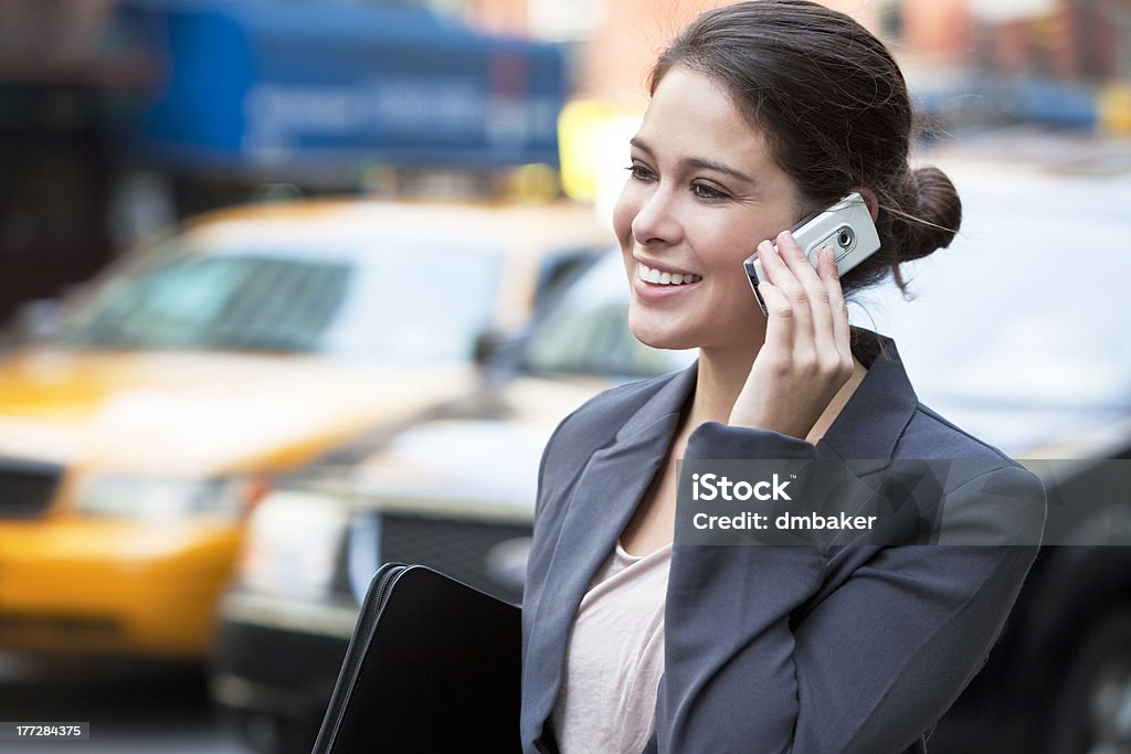 Joven mujer hablando por teléfono celular en Taxi amarillo - Foto de stock de Adulto libre de derechos