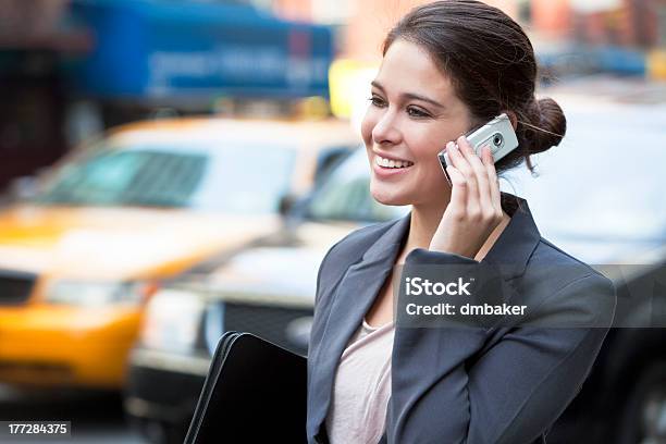 Jovem Mulher A Falar Ao Telemóvel Ao Táxi Amarelo - Fotografias de stock e mais imagens de A usar um telefone - A usar um telefone, Adulto, Amarelo