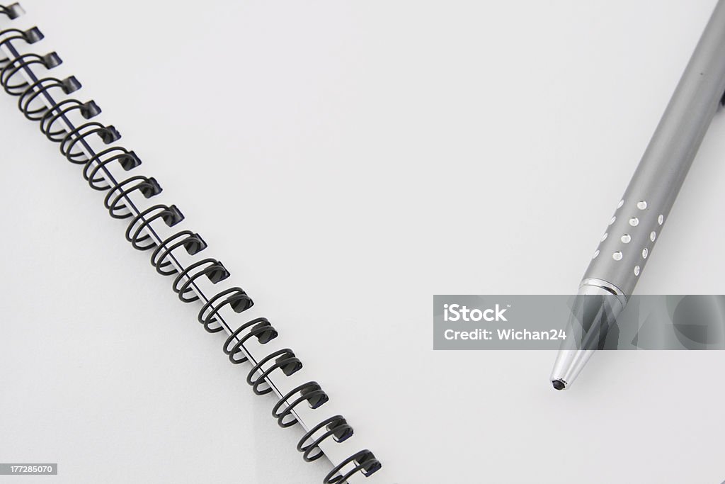 notebook z pióra na białym tle - Zbiór zdjęć royalty-free (Bez ludzi)