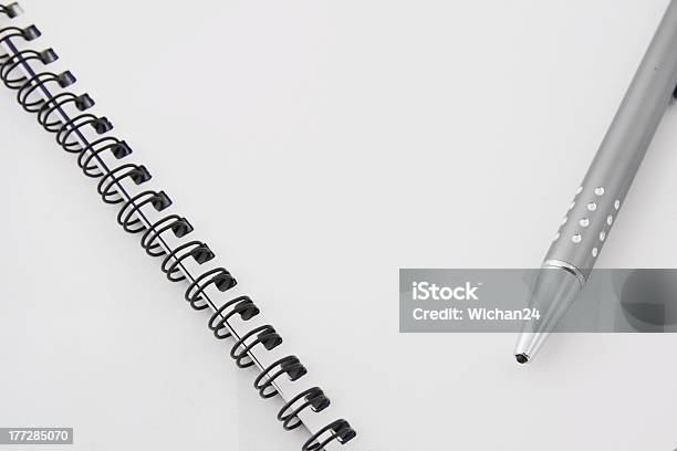 Notebook Z Pióra Na Białym Tle - zdjęcia stockowe i więcej obrazów Bez ludzi - Bez ludzi, Białe tło, Biały