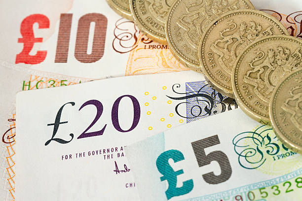 uk bonknotes y monedas de una libra - pound symbol ten pound note british currency paper currency fotografías e imágenes de stock