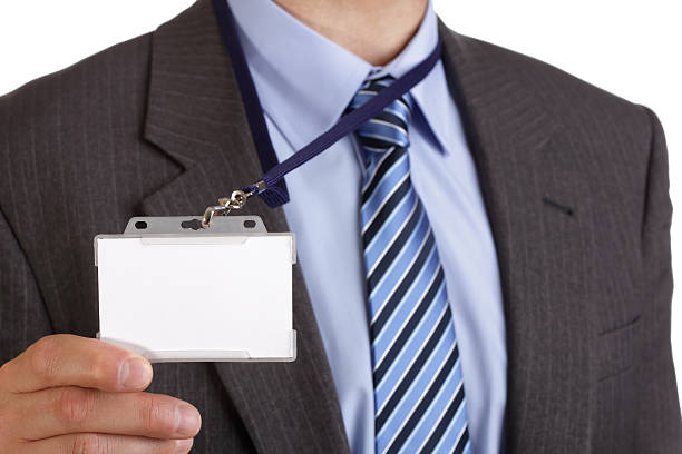 homme d'affaires tenant vide badge d'employé - id card business card holding human hand photos et images de collection