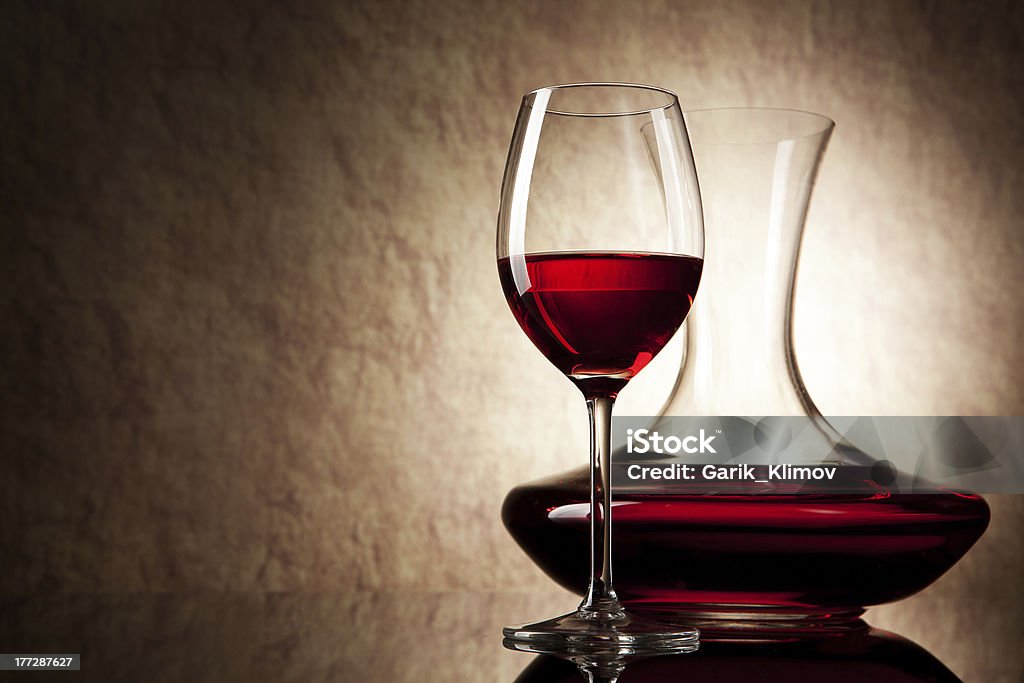 Dekanter mit Rotwein und Glas auf einem alten Stein-Hintergrund - Lizenzfrei Alkoholisches Getränk Stock-Foto