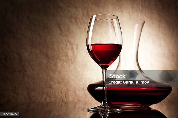 Dekanter Mit Rotwein Und Glas Auf Einem Alten Steinhintergrund Stockfoto und mehr Bilder von Alkoholisches Getränk