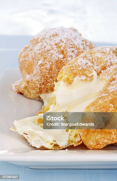 Zeppole - Fotografie stock e altre immagini di Bianco - Bianco, Bombolone, Cibi e bevande