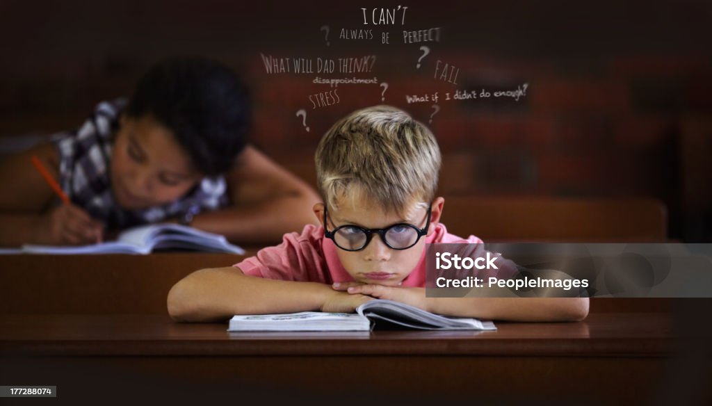 Confuso e difficoltà a scoprire-Difficoltà di apprendimento - Foto stock royalty-free di Bambino
