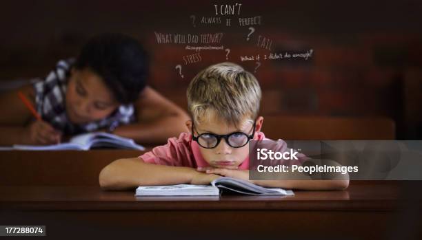 Confuso E Dificuldades Para Aprenderaprendizagem Deficiências - Fotografias de stock e mais imagens de Aprender