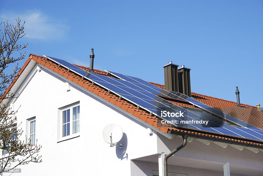 Teto com Photovoltaic sistema - Foto de stock de Antena parabólica royalty-free