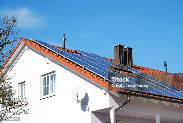 Foto de Teto Com Photovoltaic Sistema e mais fotos de stock de Antena parabólica - Antena parabólica, Característica arquitetônica, Casa