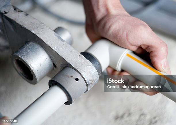 Aderir Ao Tubo De Plástico - Fotografias de stock e mais imagens de Bricolage - Bricolage, Canalizador, Cano