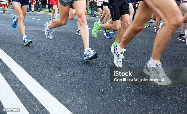 Gente Corriendo Maratón En La Calle En La Ciudad Foto de stock y más banco de imágenes de Actividad - Actividad, Actividad física, Actividades recreativas