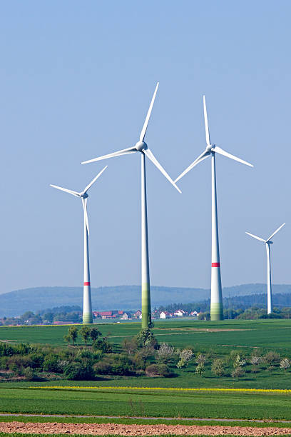 quatro windwheels nos campos - klimaschutz - fotografias e filmes do acervo