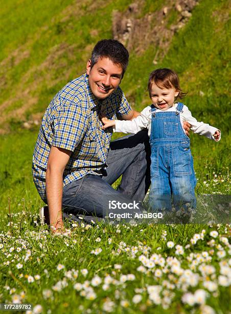 É Divertido A Câmara - Fotografias de stock e mais imagens de 12-15 Meses - 12-15 Meses, Adulto, Alegria