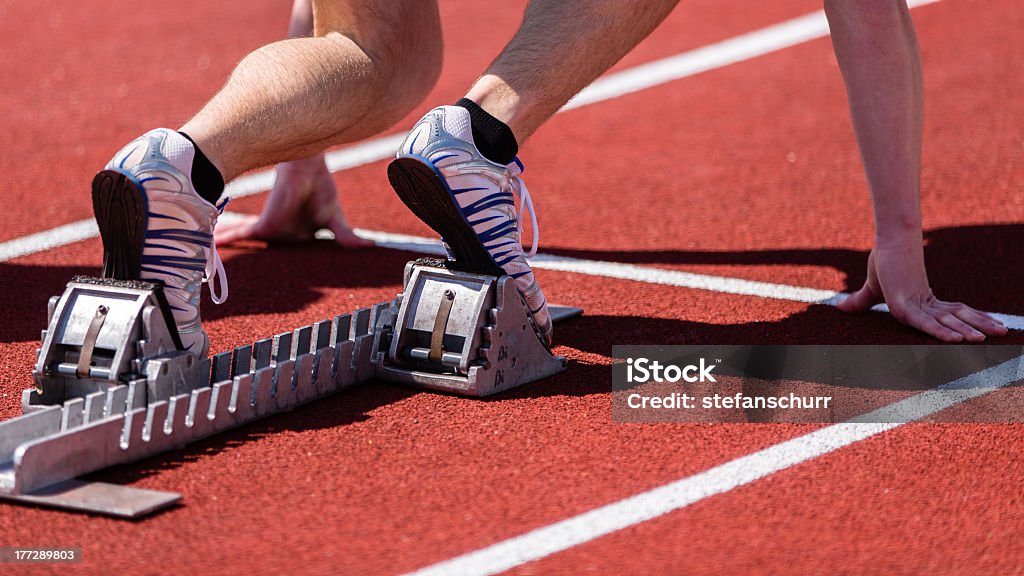Inizio sprint in atletica leggera - Foto stock royalty-free di Allenamento