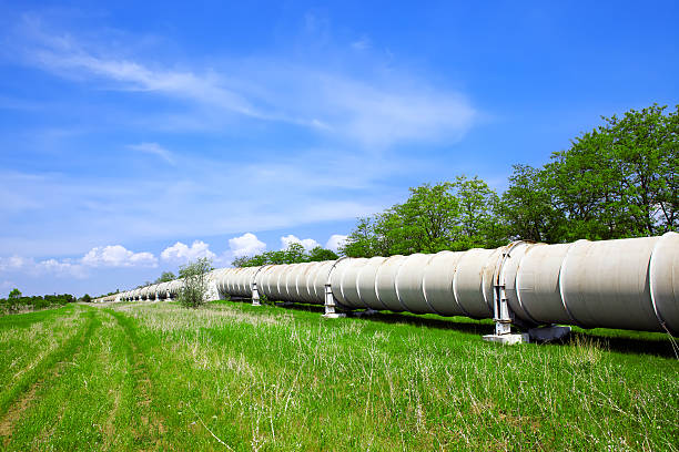 tubo industriale con gas e petrolio - giant boilers foto e immagini stock
