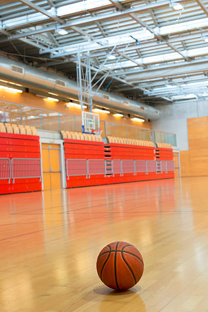 básquetbol en big red sports hall - school gymnasium parquet floor sport empty fotografías e imágenes de stock
