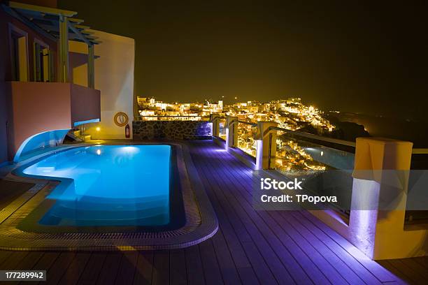 Santorini Grecia Por La Noche Foto de stock y más banco de imágenes de Noche - Noche, Agua, Arquitectura