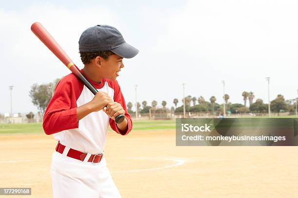 Young Boy Playing 野球 - 野球のストックフォトや画像を多数ご用意 - 野球, 野球ボール, 子供