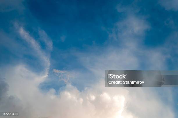 Dramatische Wolken Stockfoto und mehr Bilder von Bedrohung - Bedrohung, Bildhintergrund, Blau