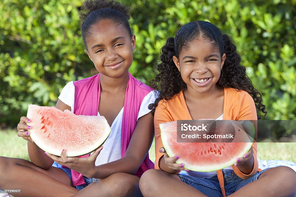 Милый счастливый афро-американских девочек дети Eating Water Melon - Стоковые фото Арбуз роялти-фри