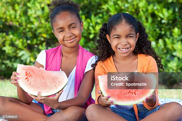 Милый Счастливый Афроамериканских Девочек Дети Eating Water Melon — стоковые фотографии и другие картинки Арбуз