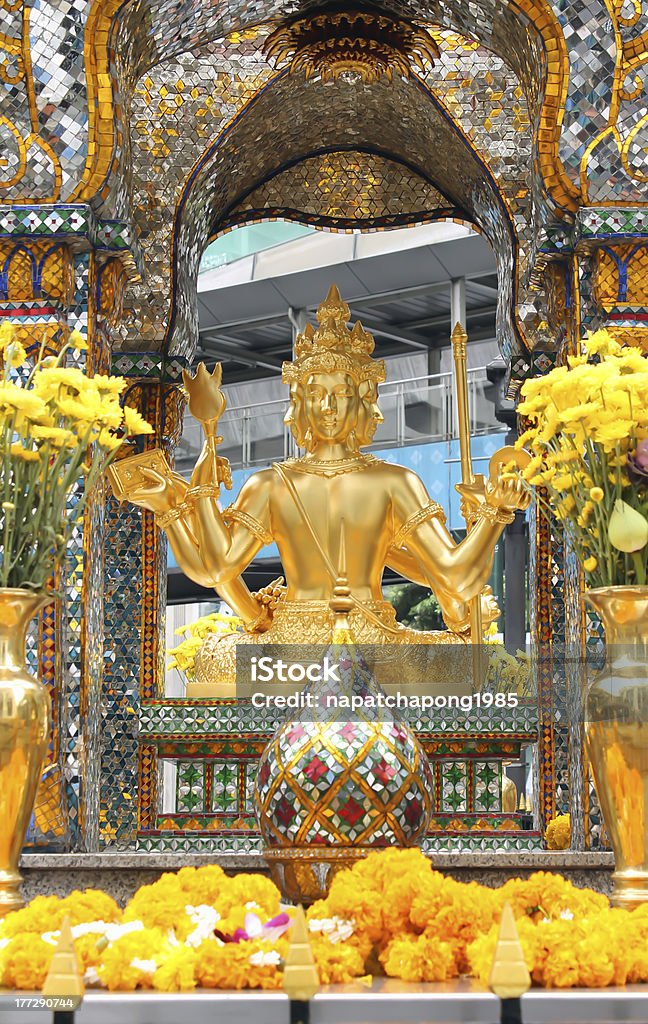 Thao Maha Brahma Erawan shrine w Bangkoku, Tajlandia. - Zbiór zdjęć royalty-free (Bangkok)