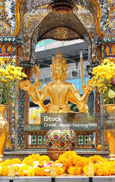 Thao Maha Brahma Santuário De Erawan Em Banguecoque Tailândia - Fotografias de stock e mais imagens de Arte, Cultura e Espetáculo