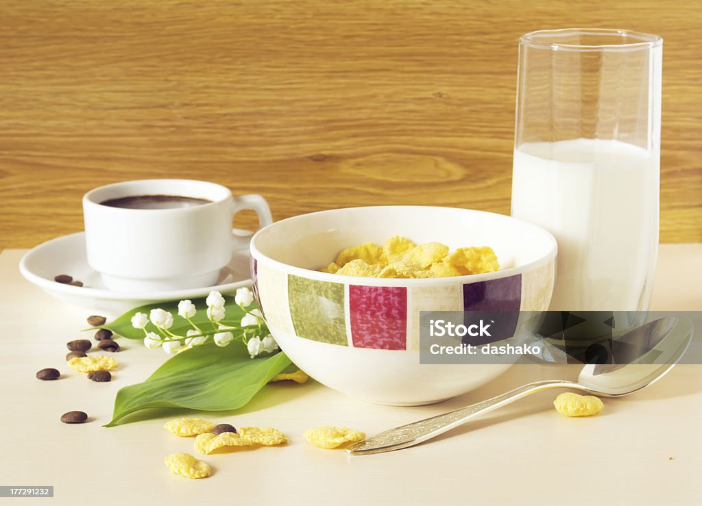 Cereali con latte sulla tabella - Foto stock royalty-free di Alimentazione sana