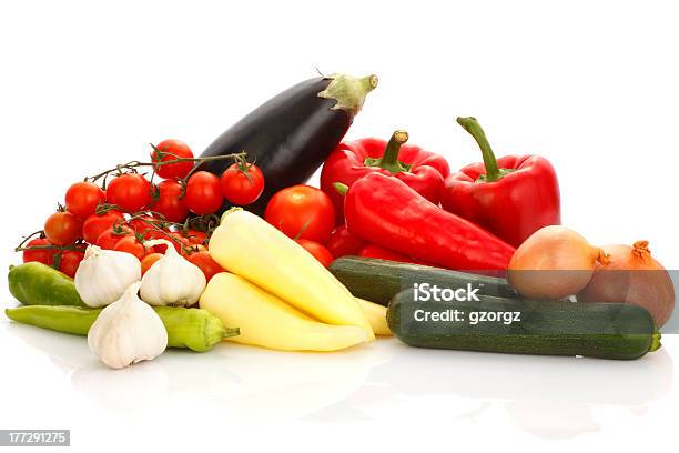 Colorido Arranjo De Legumes - Fotografias de stock e mais imagens de Aipo - Aipo, Alho, Alimentação Saudável