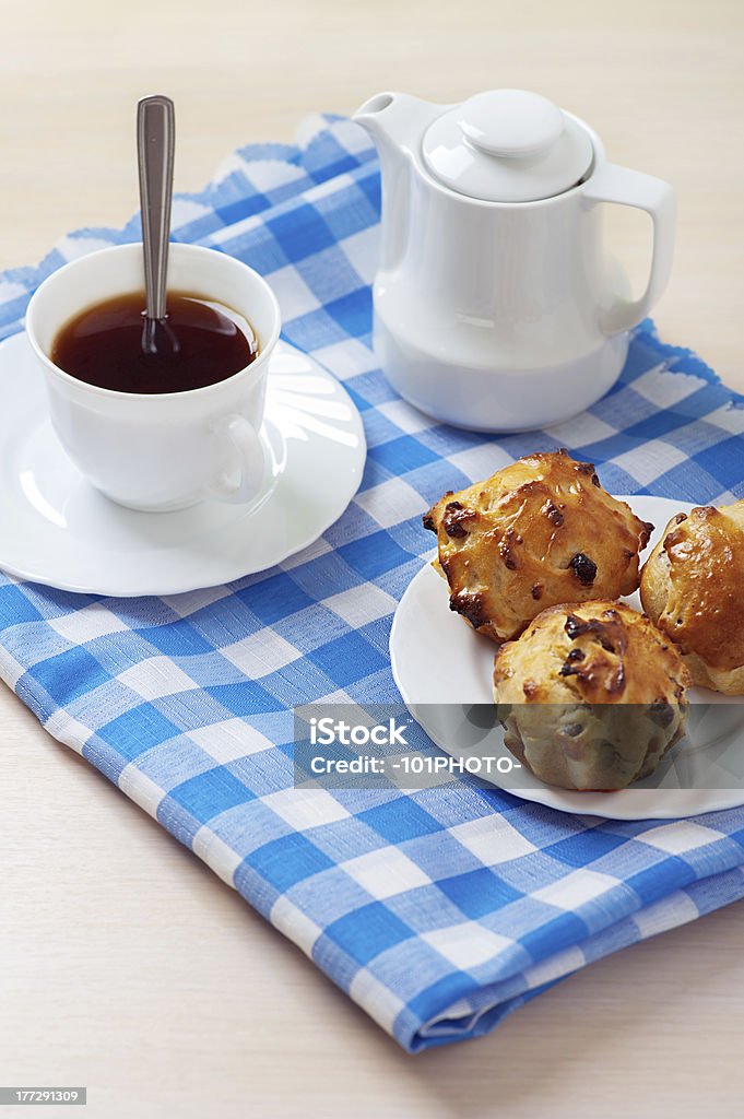 Muffin su piatto, Brocca di latte e tazza di caffè - Foto stock royalty-free di Bibita