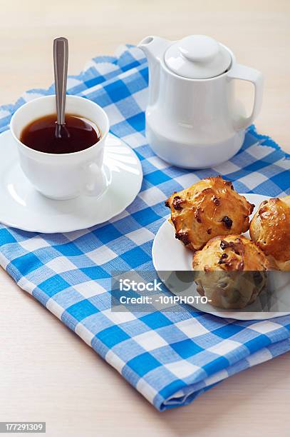 Muffin Su Piatto Brocca Di Latte E Tazza Di Caffè - Fotografie stock e altre immagini di Bibita - Bibita, Biscotto per cani, Blu
