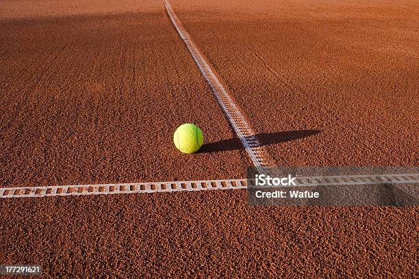 Pallina Da Tennis - Fotografie stock e altre immagini di Campo in terra rossa - Campo in terra rossa, Tennis, Ambientazione esterna